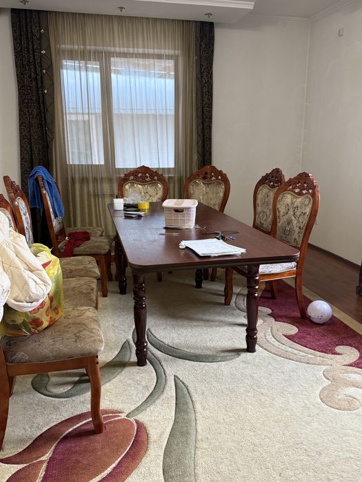 Стол со стульями