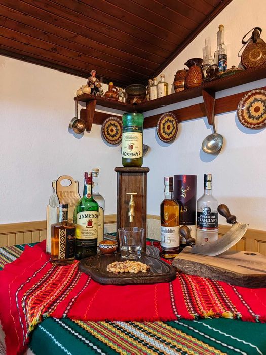 Подарък за мъж – дървен диспенсър за алкохол