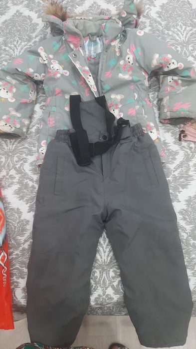 Продам куртку с штонами  на 5 лет