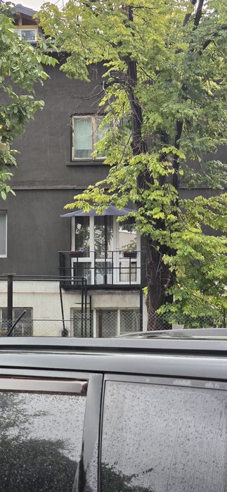 Продава се луксозен 3-стаен етаж от къща с двор в идеален център