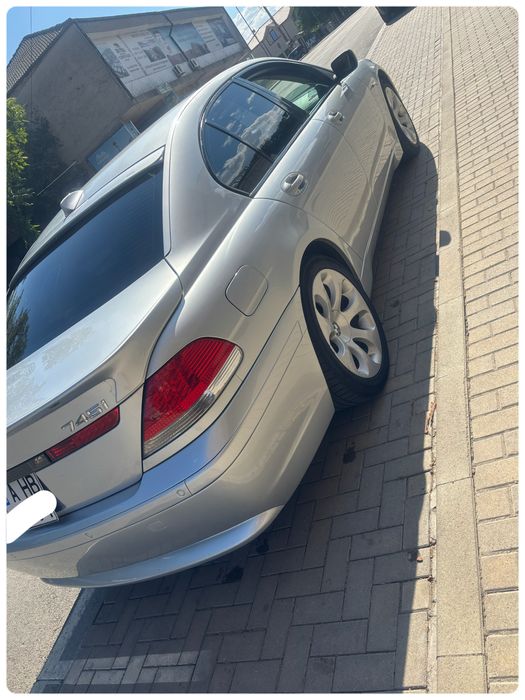 Автомобил BMW 745
