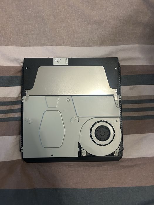 Ps4 с 3 конъролера запазен за годините си