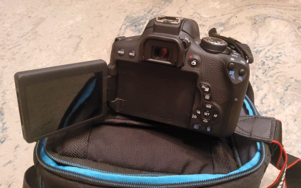 Продам фотоаппарат Canon EOS 750D