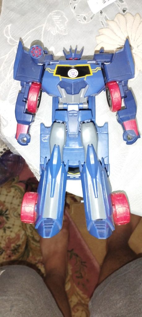 Vând robot Transformers sandoeiv 100.50de lei