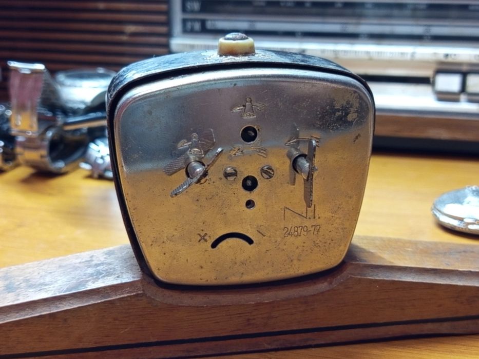 Ceas mecanic de masă Victoria Arad,anii 70-80,fabricat în România.