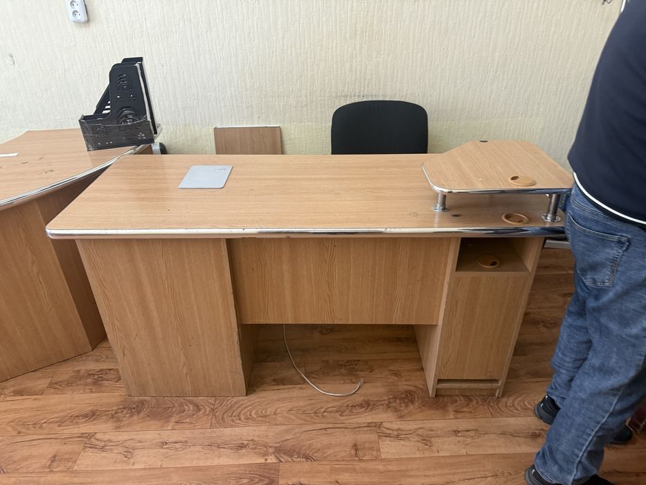 Продам столы компьютерный и стулья в хорошем состоянии. Цена 7000 тыс.