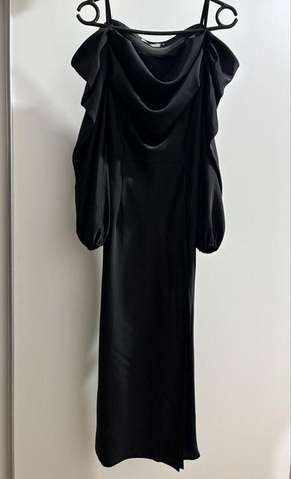 Черное платье с вырезом