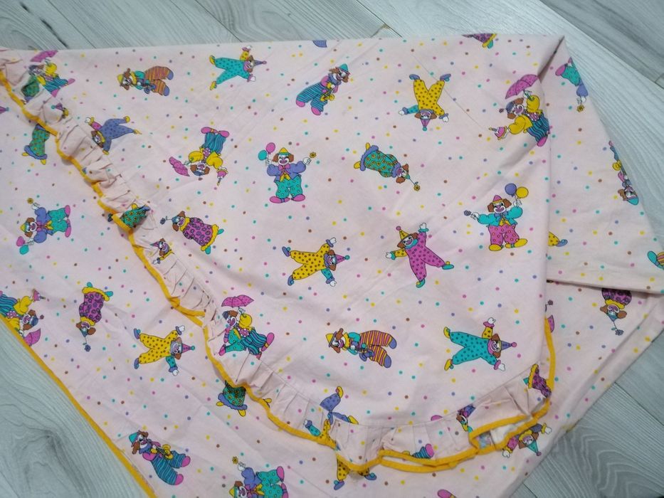 Cearsaf lenjerie de pat model clovni roz pentru fetite.