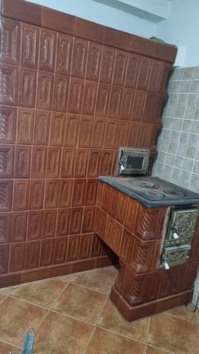 Vând sobă teracotă de perete, cu plită și cuptor  incorporat