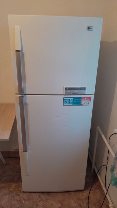 Продам кухонный гарнитур, холодильник, газовую плиту.