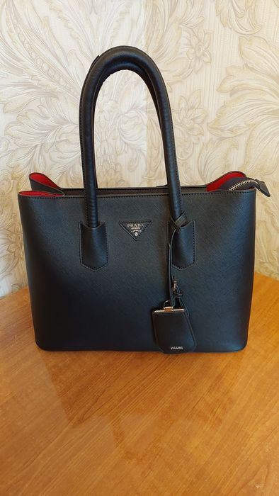 Продам сумку Prada