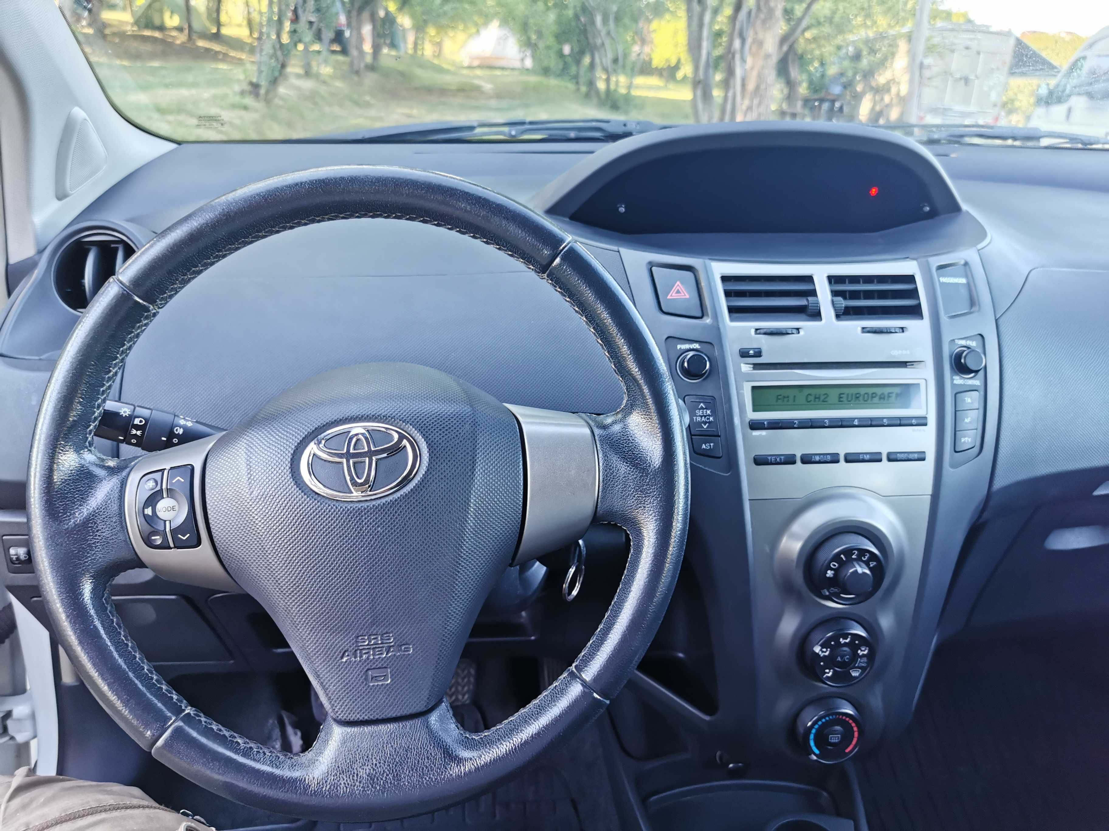 Toyota Yaris 2011  1.4 benzina  101 CP  117.000 km PRIMUL PROPRIETAR