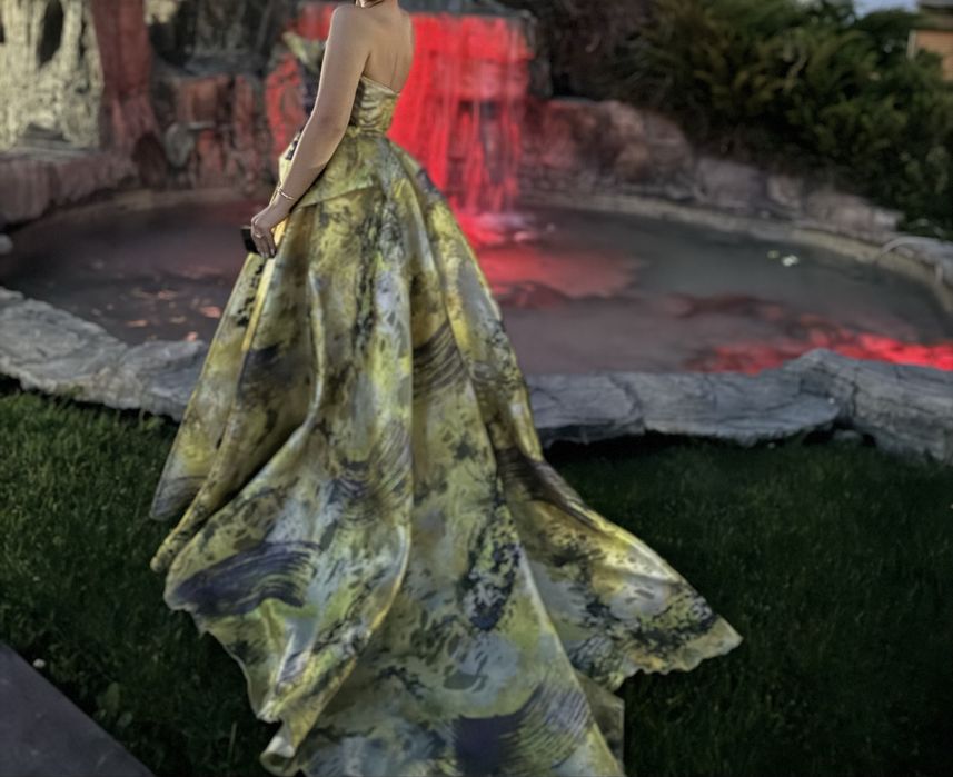 Продавам си балната рокля.Облечена е само веднъж. Няма следи от носене