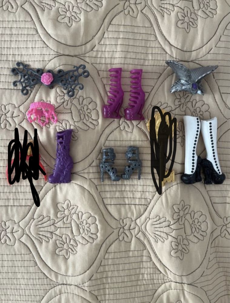 Vând accesorii de păpuși Monster High și Ever After High