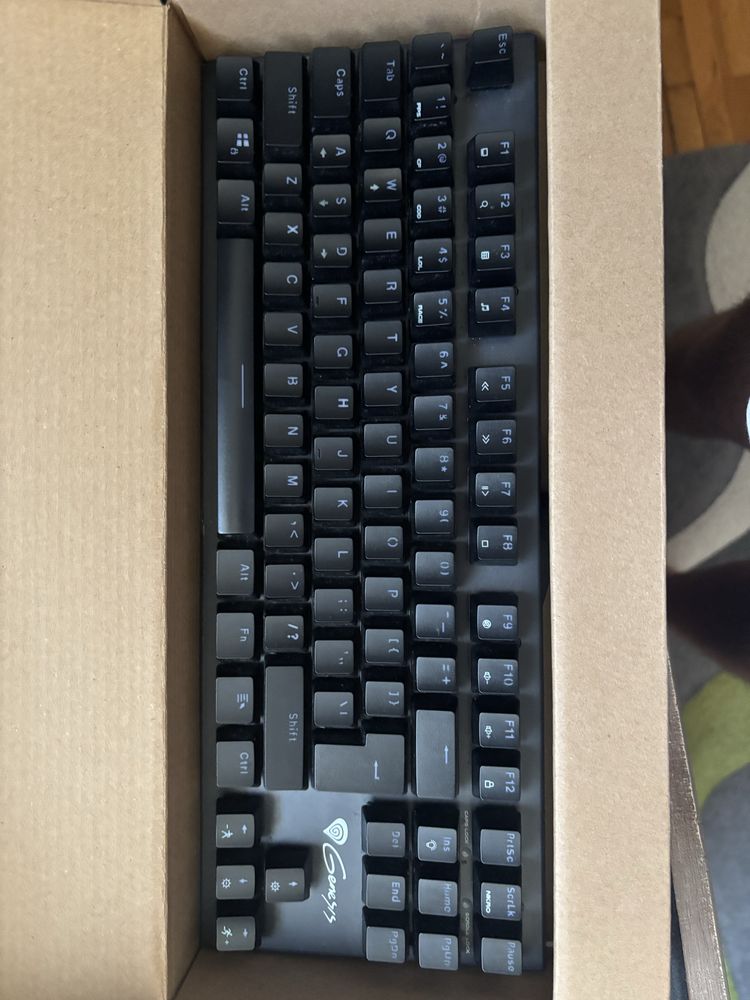 Здравейте продавам клавиятура genesis thor 300 tkl