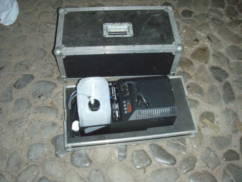 Masina de fum profesionala Captain D 1300 W DMX + cutie de transport