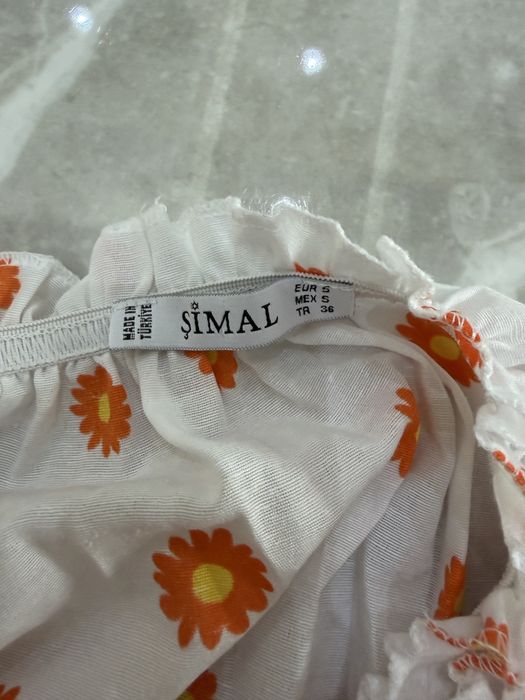 Бял топ с оранжеви цветенца