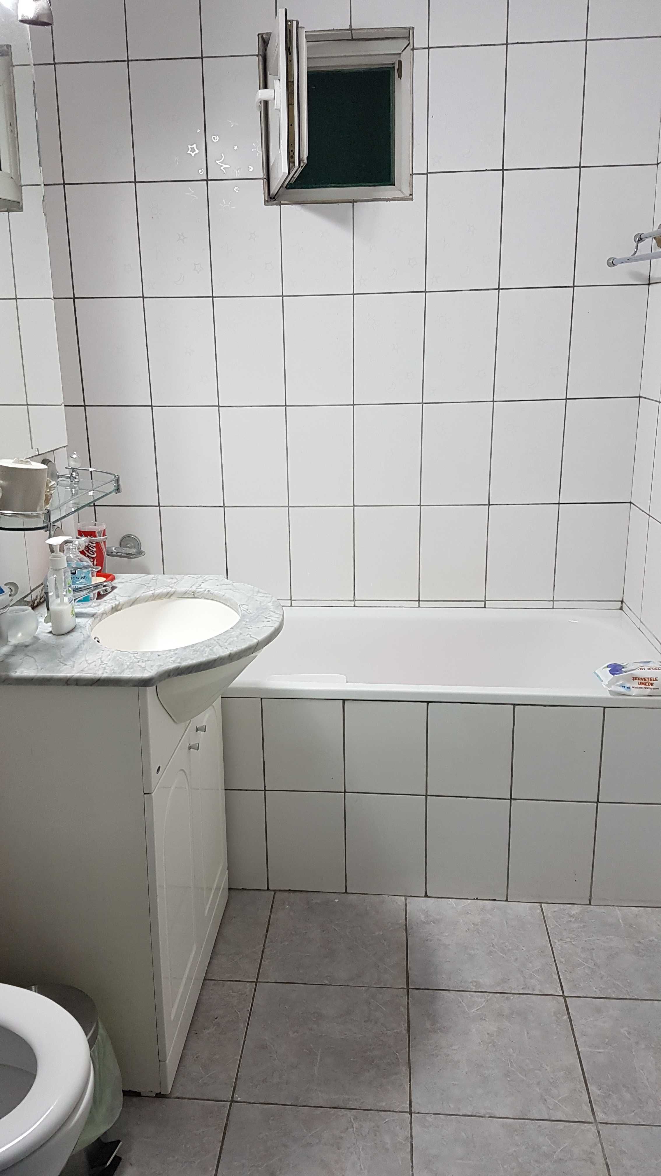 Vand apartament cu 2 camere, pe bd. Dezrobirii nr 149