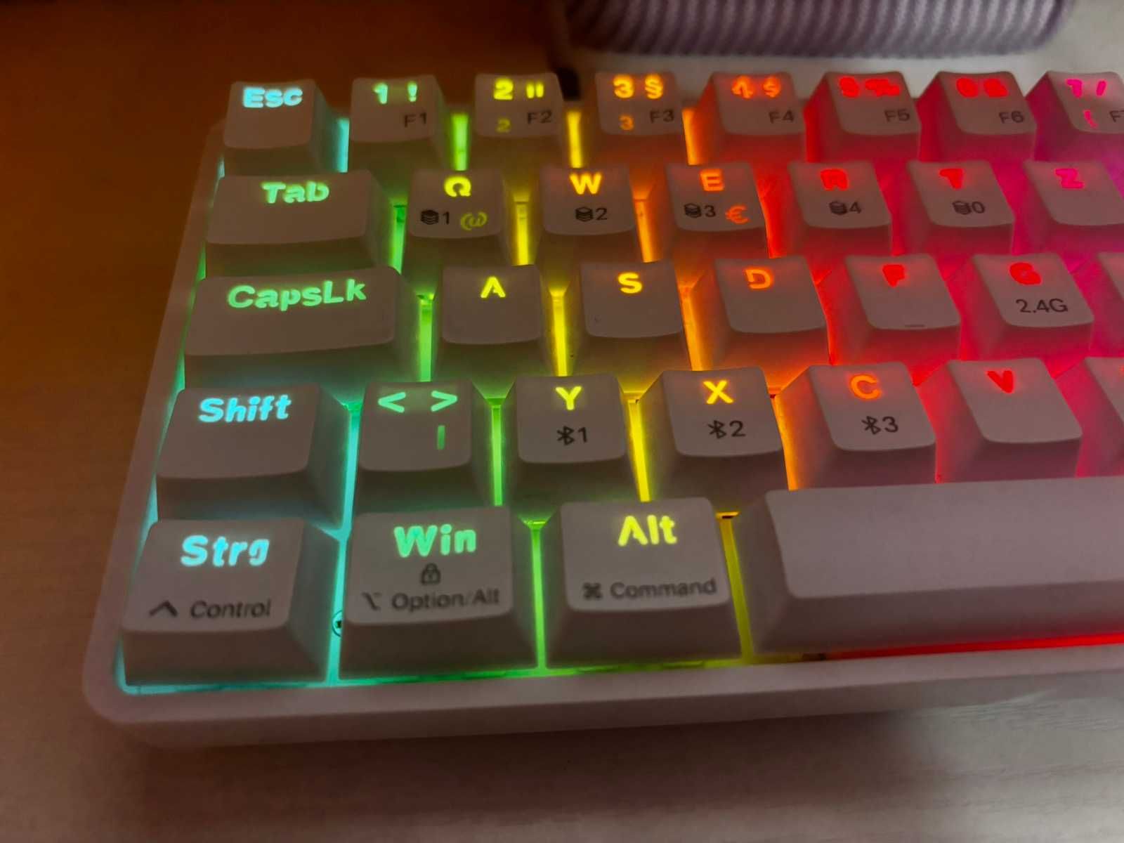 Безжична геймърска клавиатура със blue clicky switch 65 процентова
