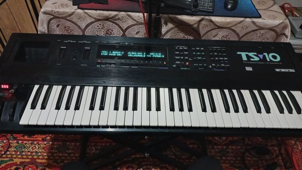 Ensoniq ts 10 sotiladi