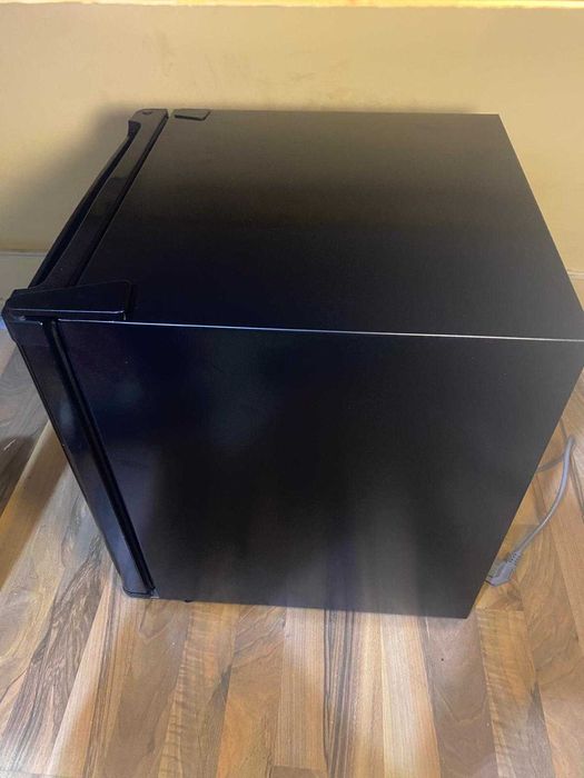 Crown Mini хладилник CM-49B – 49L, използван