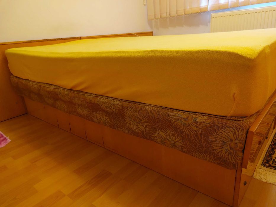 Pat cu 2 noptiere si saltea