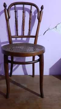 Diverse piese de mobilier vechi(scaune ,cuiere Thonet,mobila nuc,masa
