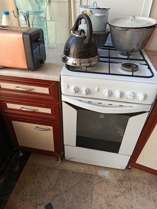Продается газовая плита с гарнитуром