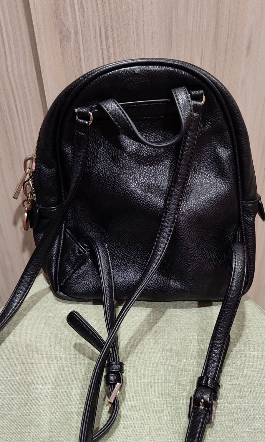 Дамска раница GUESS