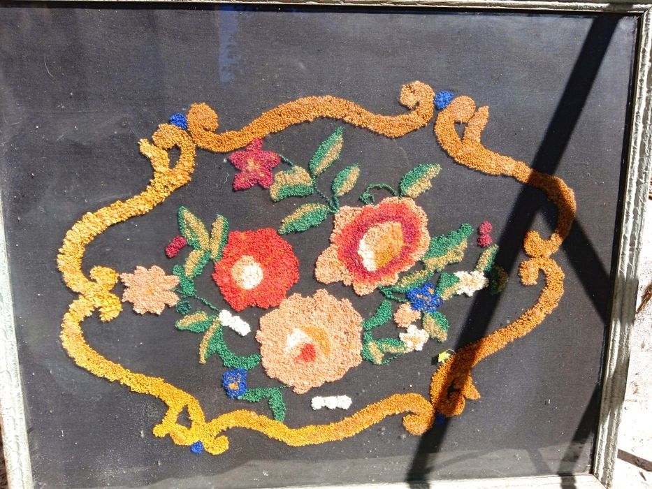 Картина везана с конци