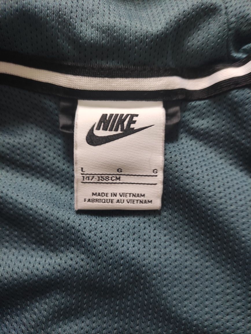 Яке Nike, дънки HM, риза и панталон OKAIDI