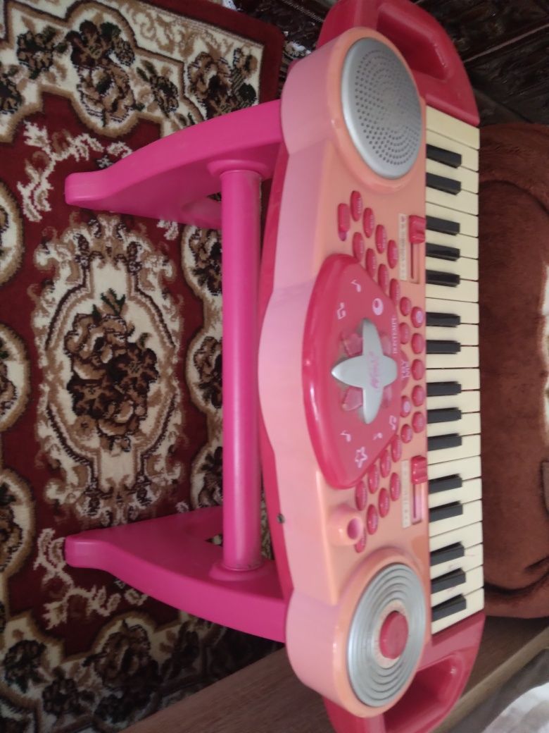 Vând pianina ,orga muzicală pe baterii pentru copiii ieftin la 150 de