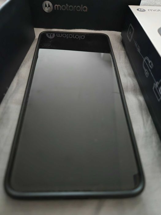 Motorola Edge 30 и Moto watch с кутия