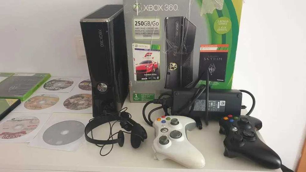 Consola Xbox 360S 500 GB 3 manete + cutie