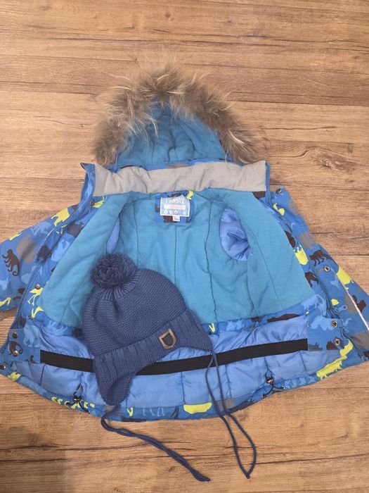 Продам куртку (пакет шапок и шарфов в подарок)