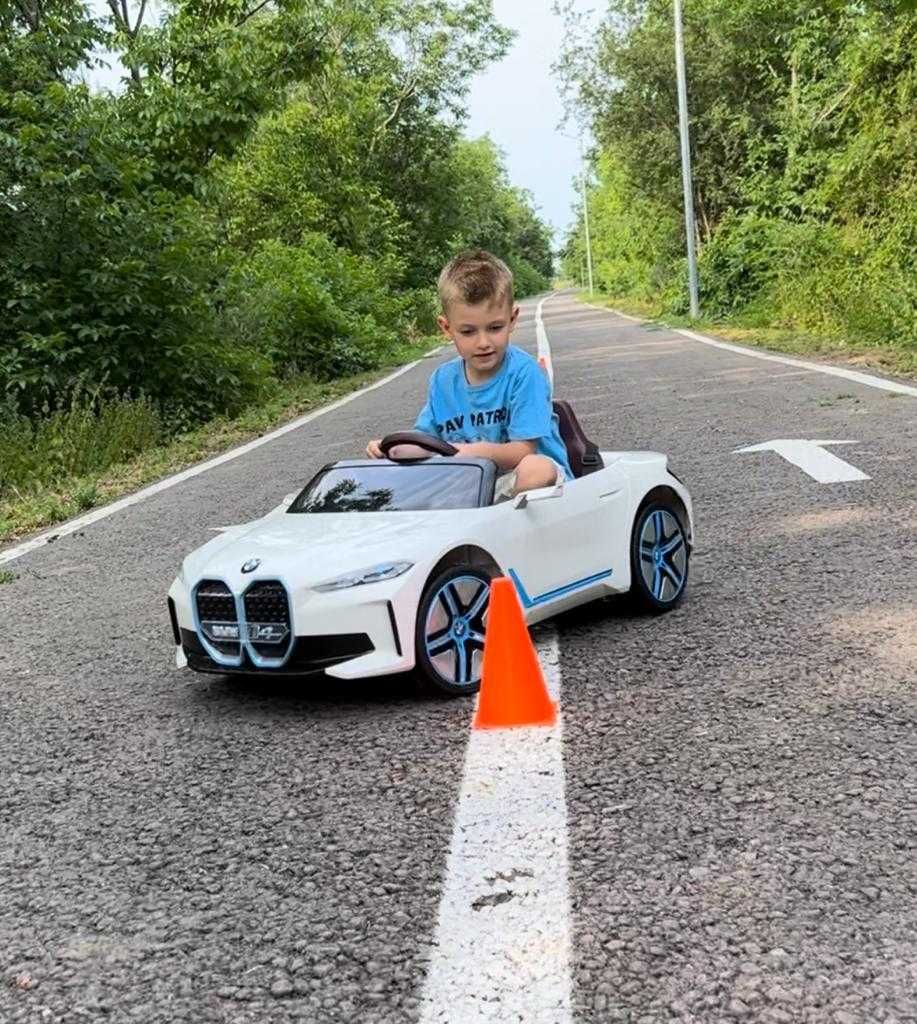 Masinuta electrica BMW i4 alba