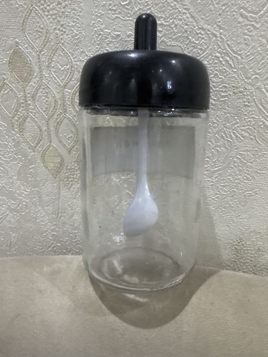 Баночки для специи есть  24 штуки. По 12 два комплекта