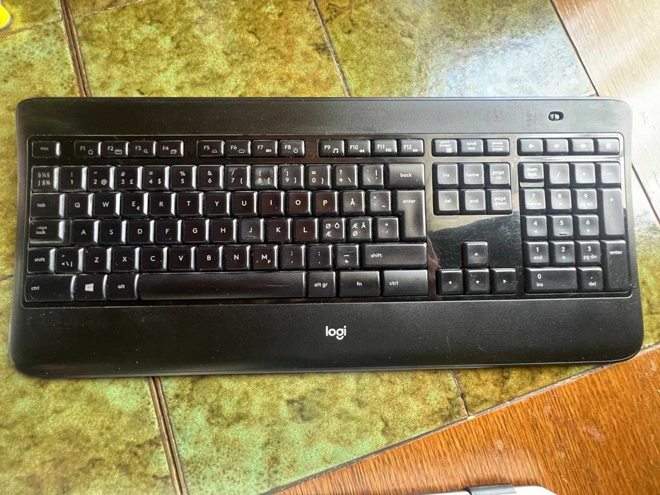 Tastaturi Logitech K800