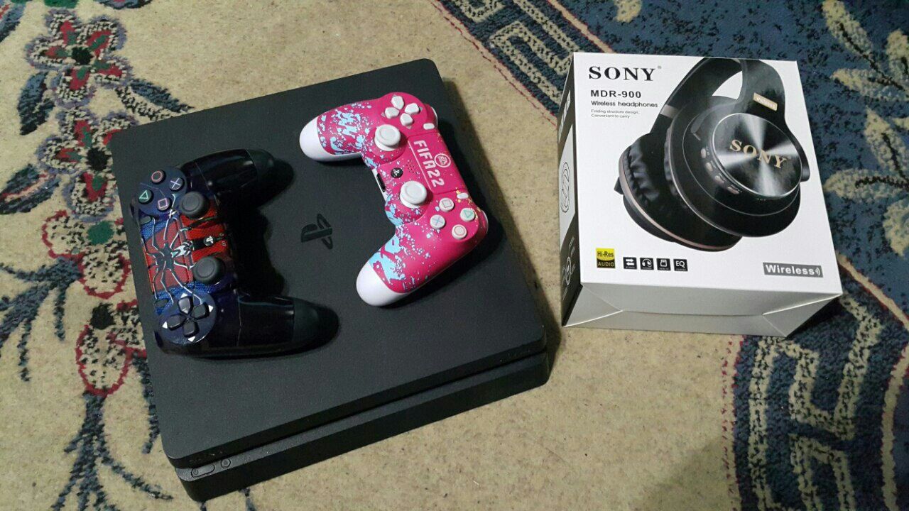 Playstation 4. Slim. HDR + O'yini Bor. + 2 ta Joystick.