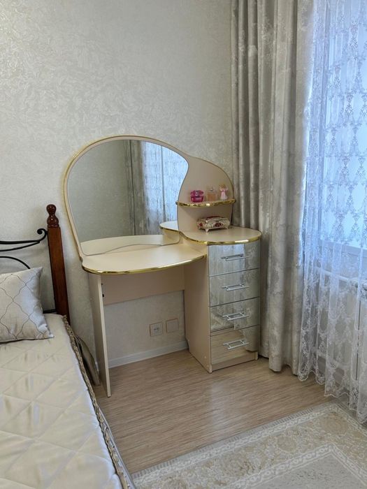 Продам косметический столик в отличном состоянии