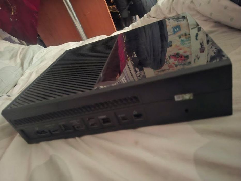 Здравейте продам този Xbox one със джостик и два диска