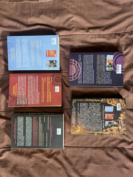 ПРОДАВАМ пълната поредица “Игрите на глада” – 60 лв