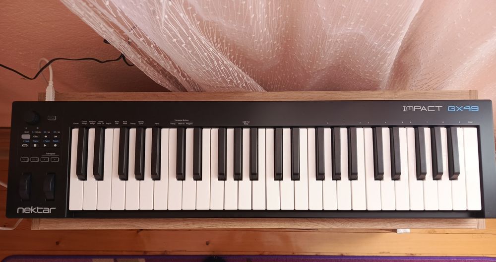 MIDI keyboard Nektar GX49 + Akai laptop pad controller LPD8