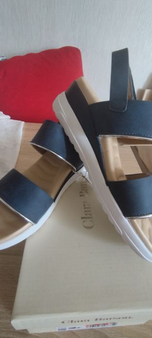 Нови сини сандали с етикет 38 номер.30 лв