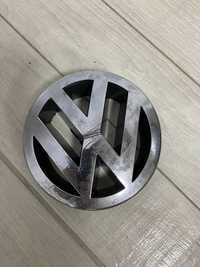 Эмблема решетки радиатора на Volkswagen Passat