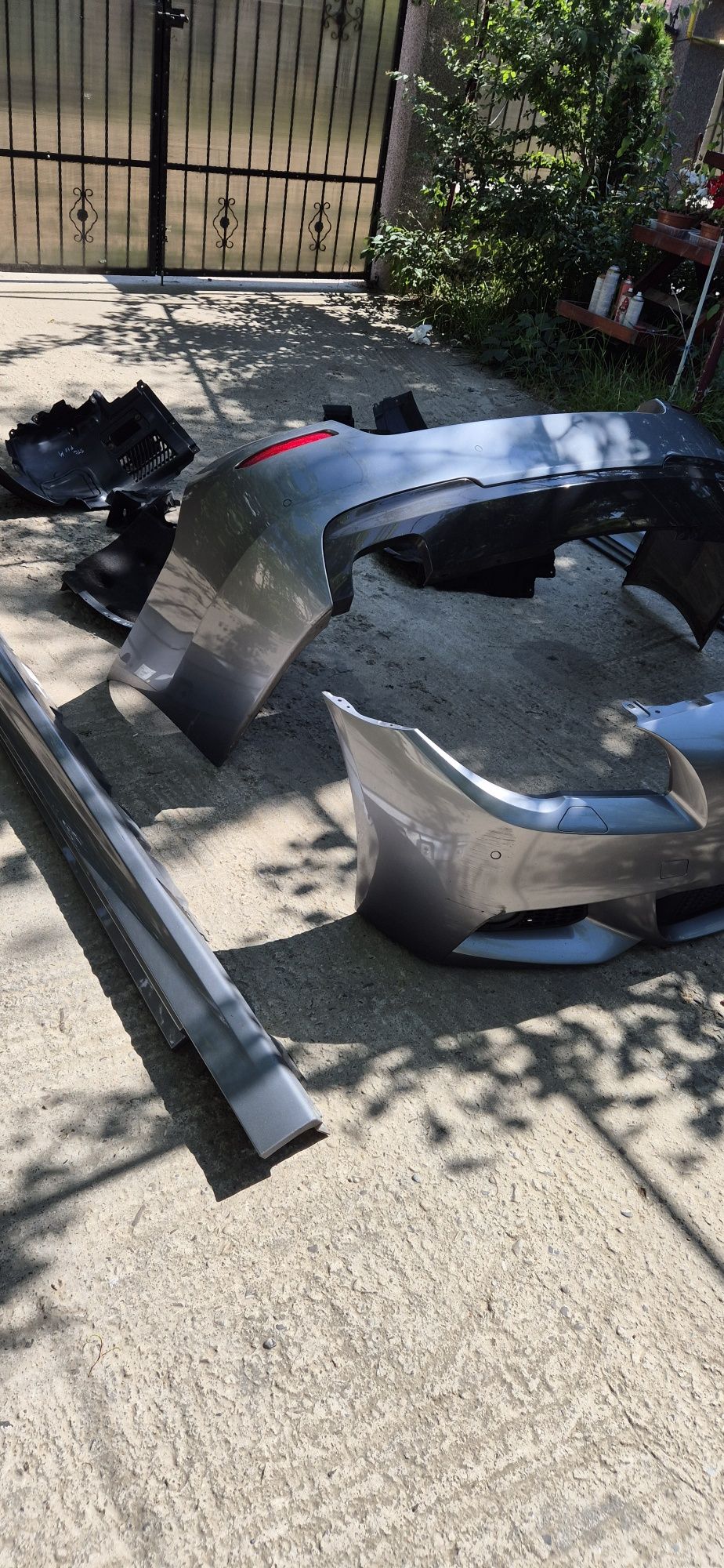 Bara fata M bmw f10 f11 bara spate. Praguri chit complet M-pachet