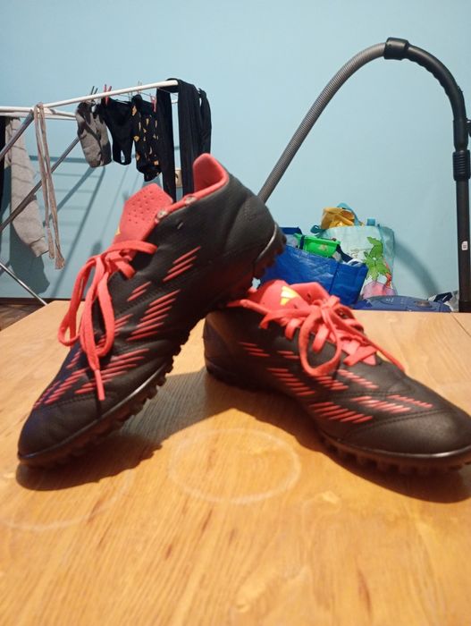 Футболни обувки стоножки Adidas Predator