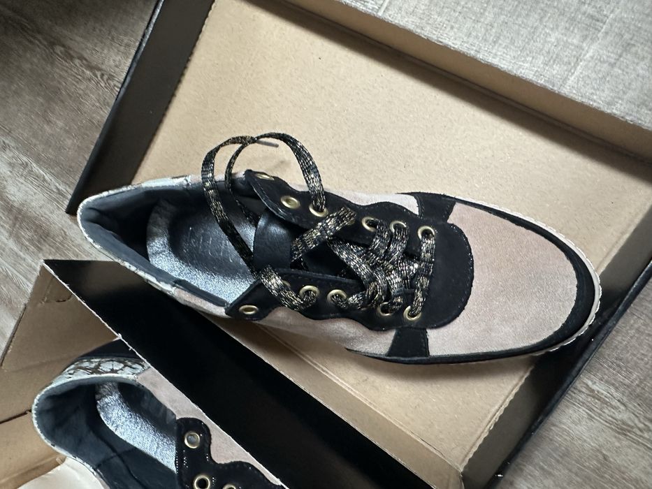 Чисто нови обувки MUVID