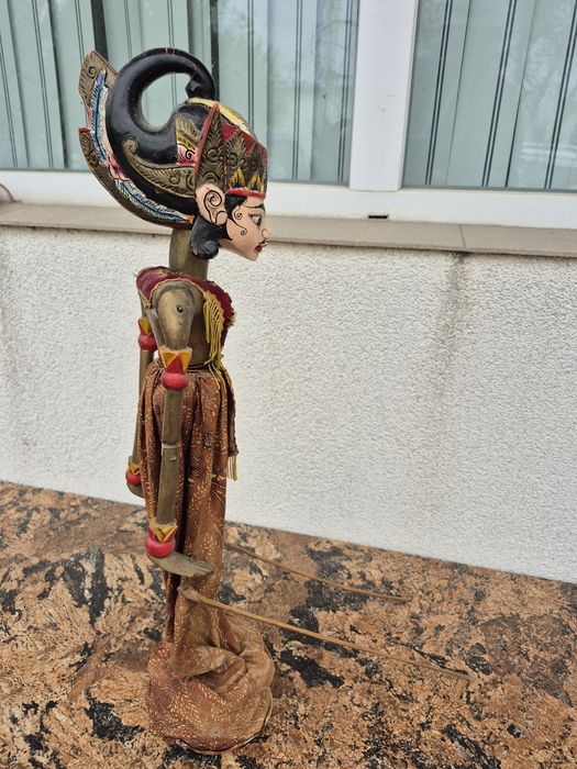 Vând o papusa statuieta lemn,scluptata pictata manual ,made Indonezia