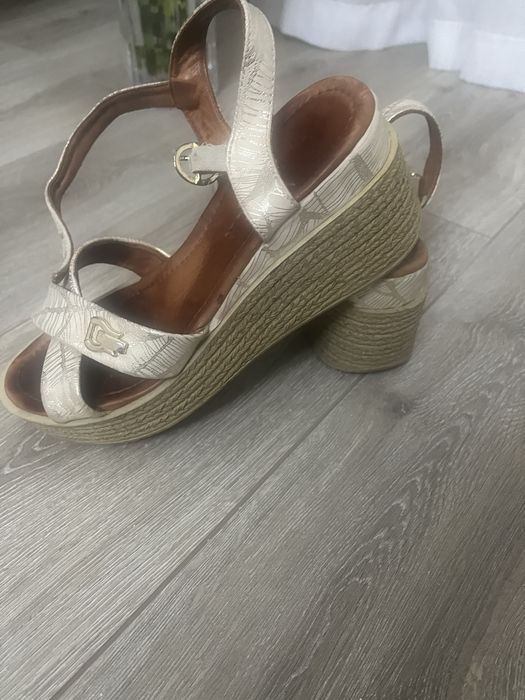 Продам босоножки